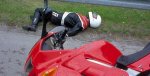 dem-motorradfahrer-sollte-bei-einem-unfall-vorsichtig-der-helm-abgenommen-werden-foto-adac-.jpg