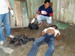 Jenazah Seni (21), yang tewas setelah gantung diri dirumah kosong Dijalan TAnjung MAnimbaya Jum'.jpg