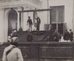COLLECTIE_TROPENMUSEUM_Twee_mannen_worden_opgehangen_aan_een_galg_voor_het_stadhuis_in_Batavia_T.jpg